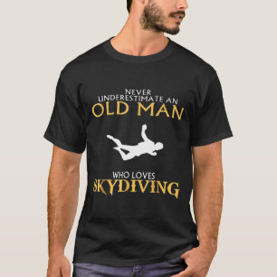Ein alter Mann, der Skydiving-Lieben T-Shirt