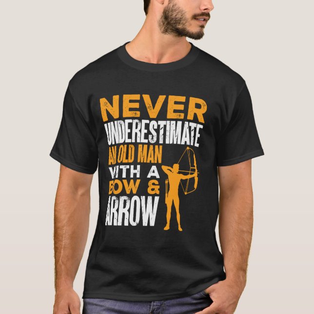 Ein alter Mann mit Bogenschießen und Bogenschießen T-Shirt (Vorderseite)