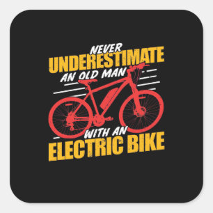 Ein alter Mann mit einem Elektrofahrrad Quadratischer Aufkleber
