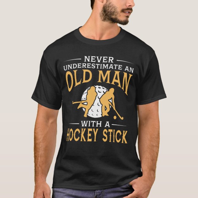 Ein alter Mann mit einem Hockey-Stock T-Shirt (Vorderseite)