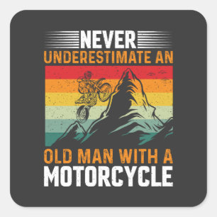 Ein alter Mann mit einem Motorrad nie unterschätze Quadratischer Aufkleber