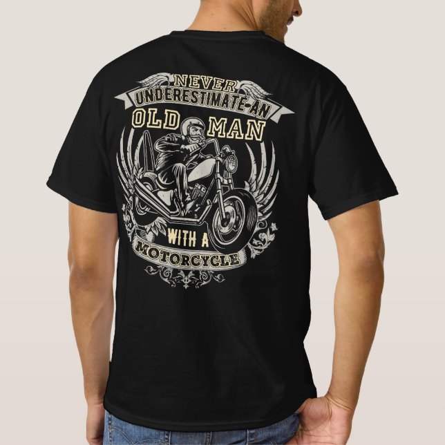 Ein alter Mann mit einem Motorrad nie unterschätze T-Shirt (Rückseite)