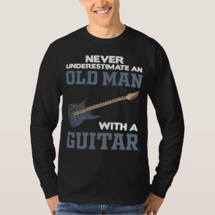 Ein alter Mann mit einem schwarzen Gitarren-T - Sh T-Shirt
