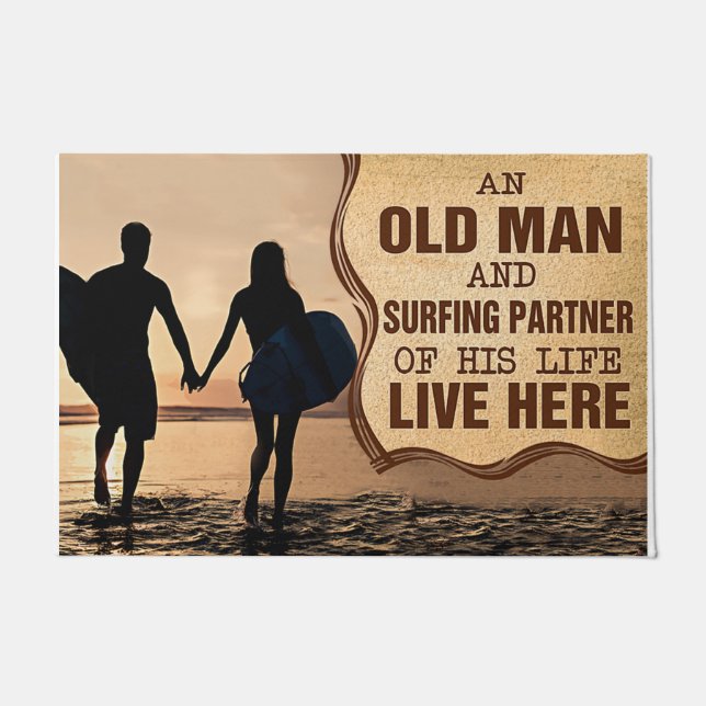 Ein alter Mann und Surfting-Partner seines Lebens Fußmatte (Vorderseite)