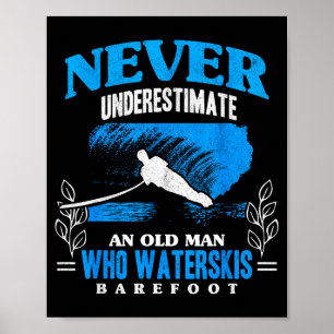 Ein alter Mann Wasserski läuft barfuß Wasserski-St Poster