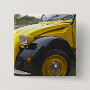 Ein alter schwarzer und gelber Citroen 2CV 2 CV, Button