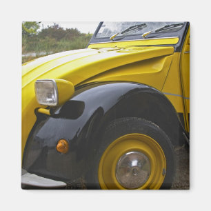 Ein alter schwarzer und gelber Citroen 2CV 2 CV, Magnet