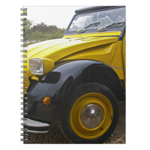 Ein alter schwarzer und gelber Citroen 2CV 2 CV, Notizblock
