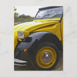 Ein alter schwarzer und gelber Citroen 2CV 2 CV, Postkarte