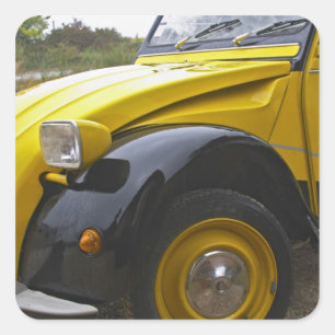 Ein alter schwarzer und gelber Citroen 2CV 2 CV, Quadratischer Aufkleber