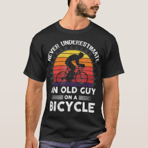 Ein alter Typ auf einem Fahrrad beim Radfahren Vin T-Shirt