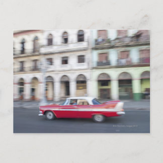 Ein altes Auto, das die Straßen von Havanna, Kuba, Postkarte