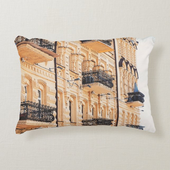 Ein altes gelbes Haus mit schmiedeeisernen Balkone Dekokissen (Vorderseite)