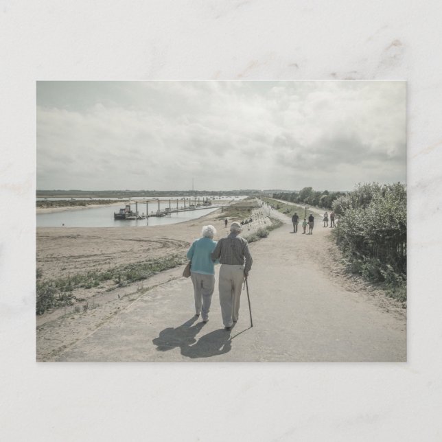 Ein altes Paar, das auf der Straße geht Postkarte (Vorderseite)