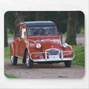 Ein altes, rotes Citroen 2CV Auto mit einer läche Mousepad