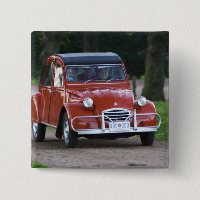 Ein altes, rotes Citroen 2CV Auto mit einer lächel Button (Vorderseite)