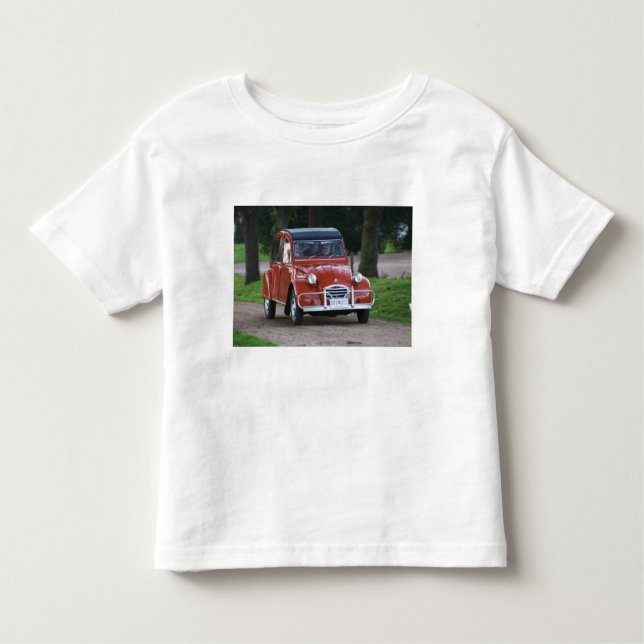Ein altes, rotes Citroen 2CV Auto mit einer lächel Kleinkind T-shirt (Vorderseite)