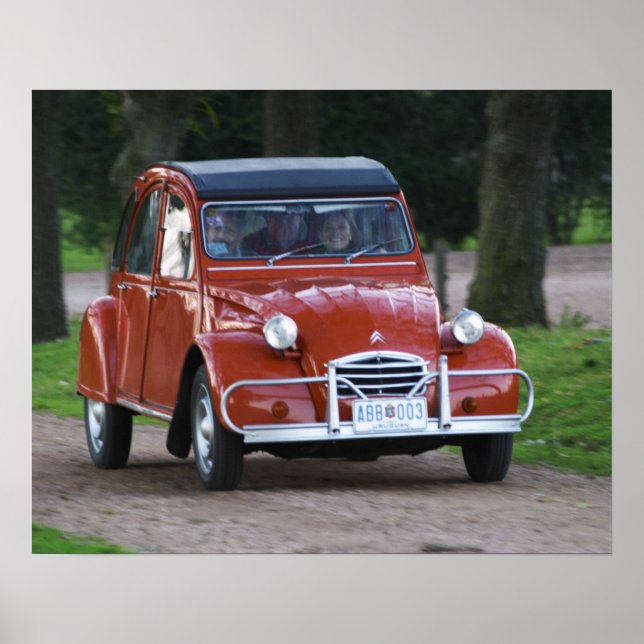 Ein altes, rotes Citroen 2CV Auto mit einer lächel Poster (Vorne)