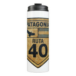 Ein altes Schild der Straße Ruta 40 Thermosbecher