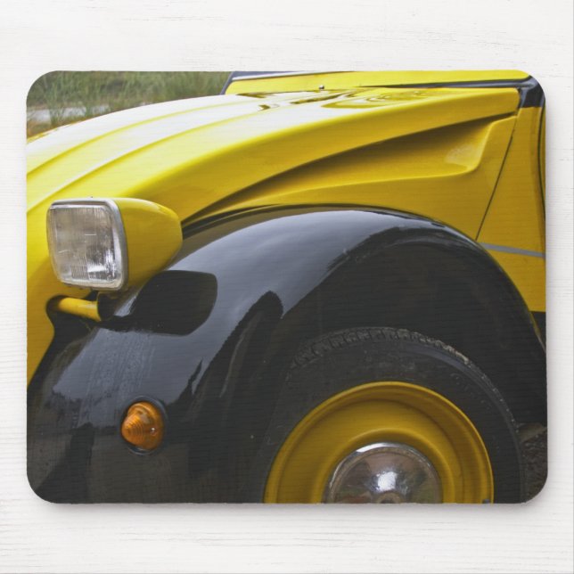 Ein altes, schwarz-gelbes Citroen 2CV 2 CV, Mousepad (Vorne)