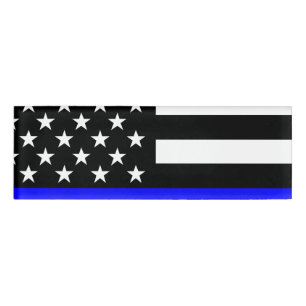 Ein amerikanisches Thin Blue Line Display Namenschild