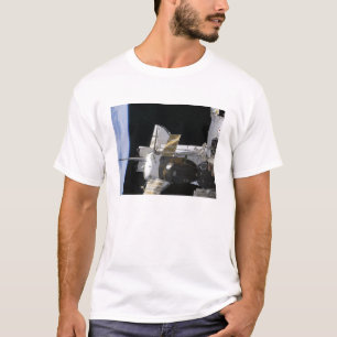 Ein angekoppeltes Soyuz Raumfahrzeug T-Shirt