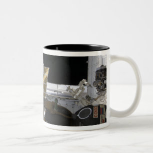 Ein angekoppeltes Soyuz Raumfahrzeug Zweifarbige Tasse
