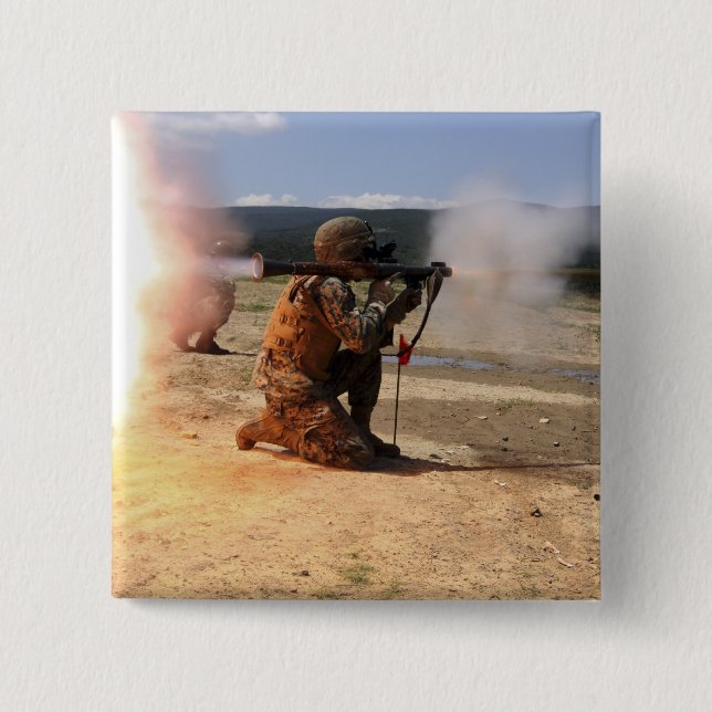 Ein Angreifer feuert eine raketengetriebene Granad Button (Vorderseite)