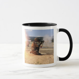 Ein Angreifer feuert eine raketengetriebene Granad Tasse