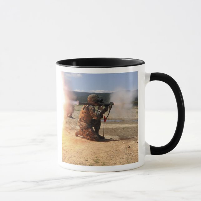 Ein Angreifer feuert eine raketengetriebene Granad Tasse (Rechts)