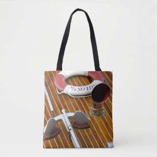 Ein Anker und eine Leben-Boje auf einem hölzernen