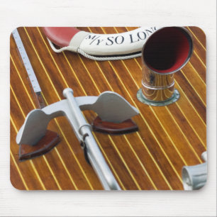 Ein Anker und eine Leben-Boje auf einem hölzernen Mousepad