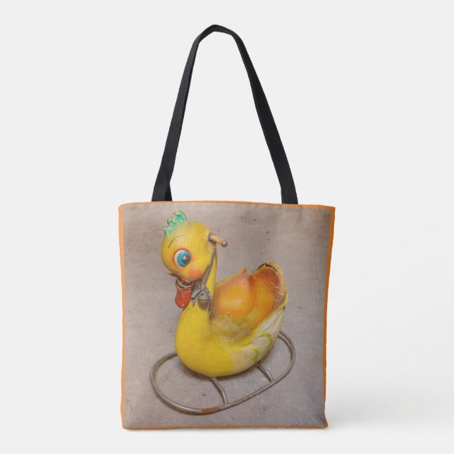 ein antikes Schaukeln für Kinder auf der Totttasch (Rückseite)