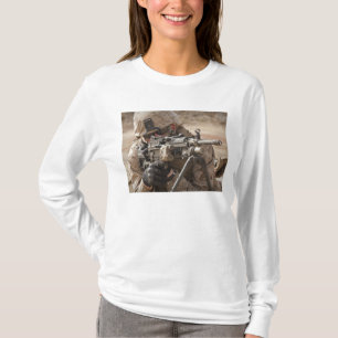 Ein Artillerist der automatischen Waffe der Gruppe T-Shirt
