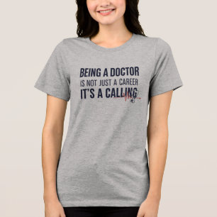 Ein Arzt zu sein ist eine Berufung Fetter Medizini Tri-Blend Shirt