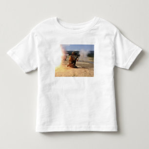Ein assaultman feuert eine raketenangetriebene kleinkind t-shirt