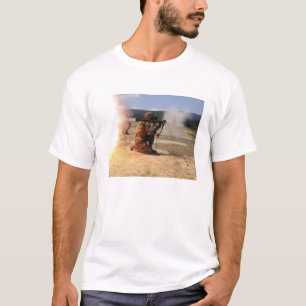 Ein assaultman feuert eine raketenangetriebene T-Shirt