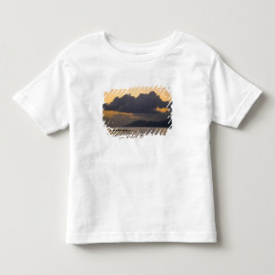 Ein Auslegerkanu-Team übt vor der Küste Kleinkind T-shirt