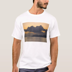 Ein Auslegerkanu-Team übt vor der Küste T-Shirt