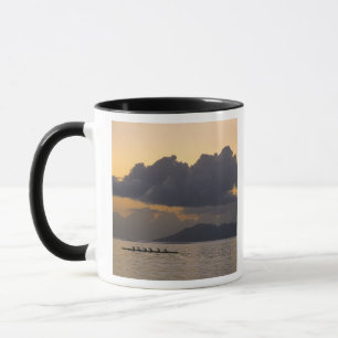Ein Auslegerkanu-Team übt vor der Küste Tasse