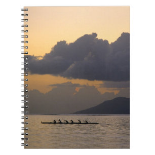 Ein auslösendes Kanuteam übt vor der Küste Notizblock