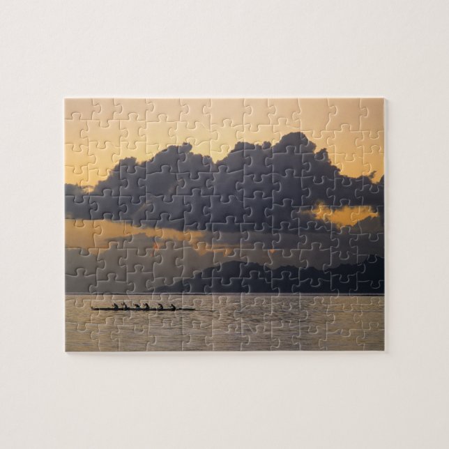 Ein auslösendes Kanuteam übt vor der Küste Puzzle (Horizontal)