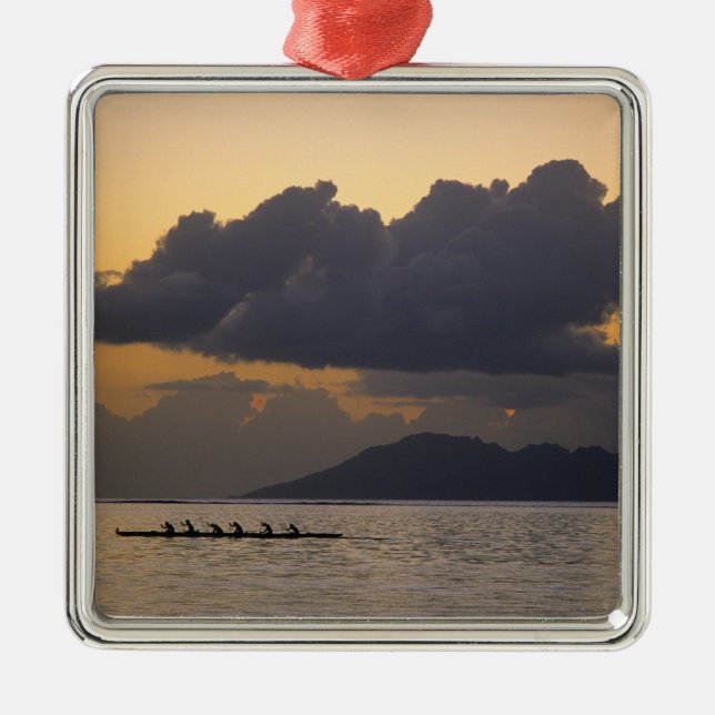 Ein auslösendes Kanuteam übt vor der Küste Silbernes Ornament (Vorne)