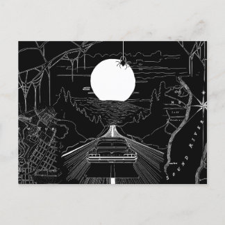 Ein Auto, das durch Wälder und Berge fährt Postkarte