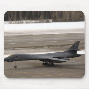 Ein B-1B Lancer führt eine Touch - und - gehen Mousepad