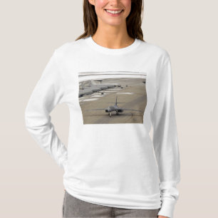 Ein B-1B Lancer kommt zu Eielson T-Shirt