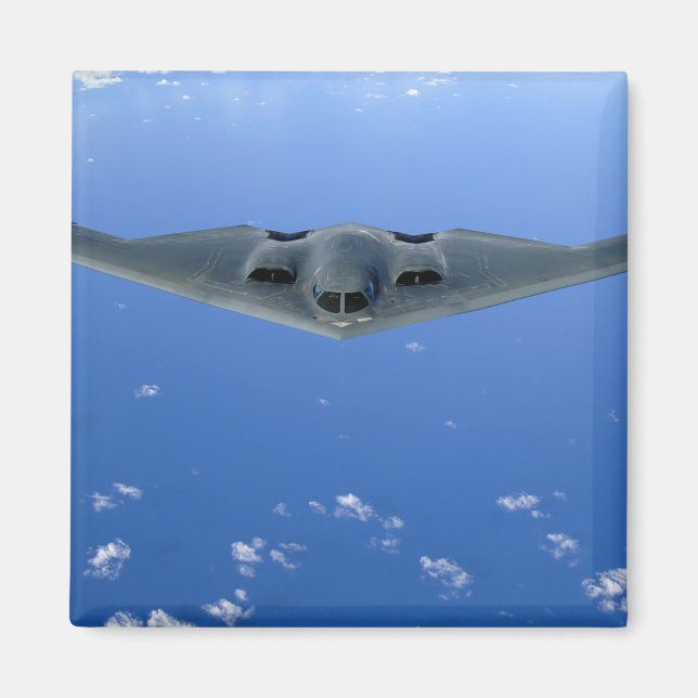 Ein B-2 Geist steigt durch den Himmel Magnet (Vorne)