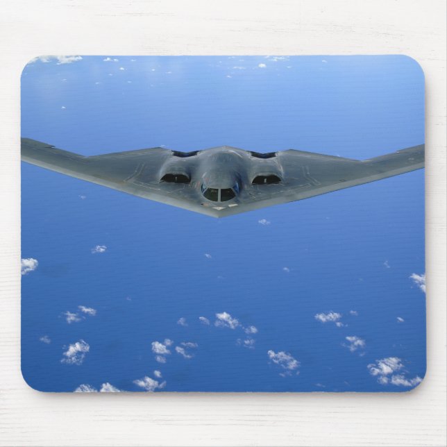 Ein B-2 Geist steigt durch den Himmel Mousepad (Vorne)