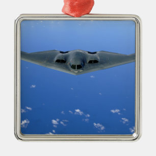 Ein B-2 Geist steigt durch den Himmel Ornament Aus Metall