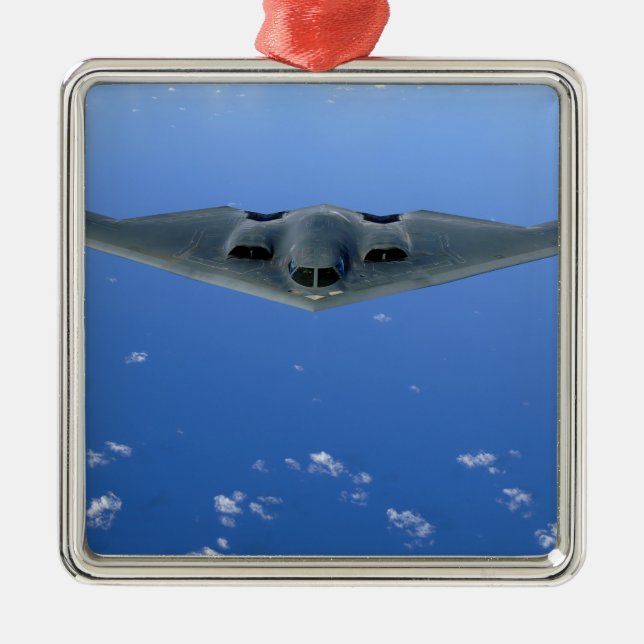 Ein B-2 Geist steigt durch den Himmel Ornament Aus Metall (Vorne)